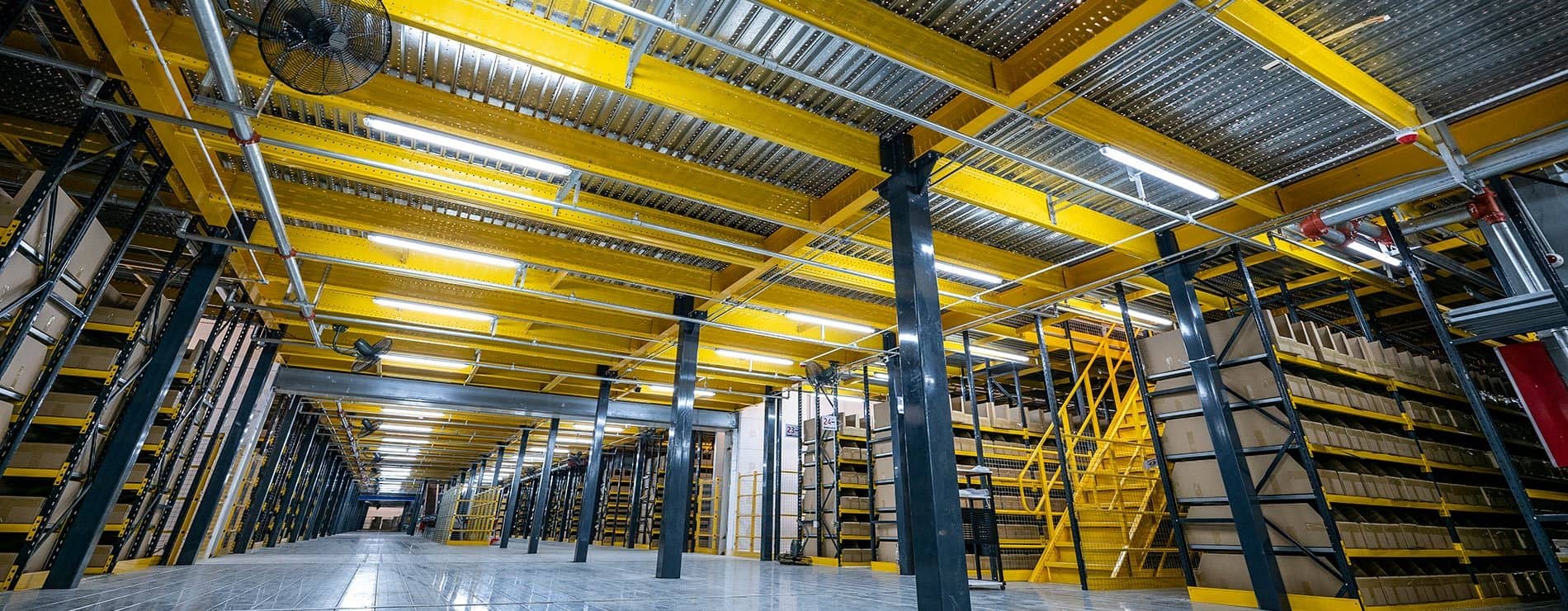 Bus shuttle ASRS system — multi-level tote storage with central lift